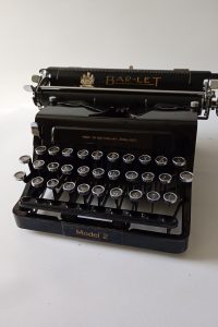 1930s Bar-let british compact portable typewriter with carrycase