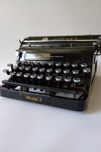 1930s Bar-let british compact portable typewriter with carrycase